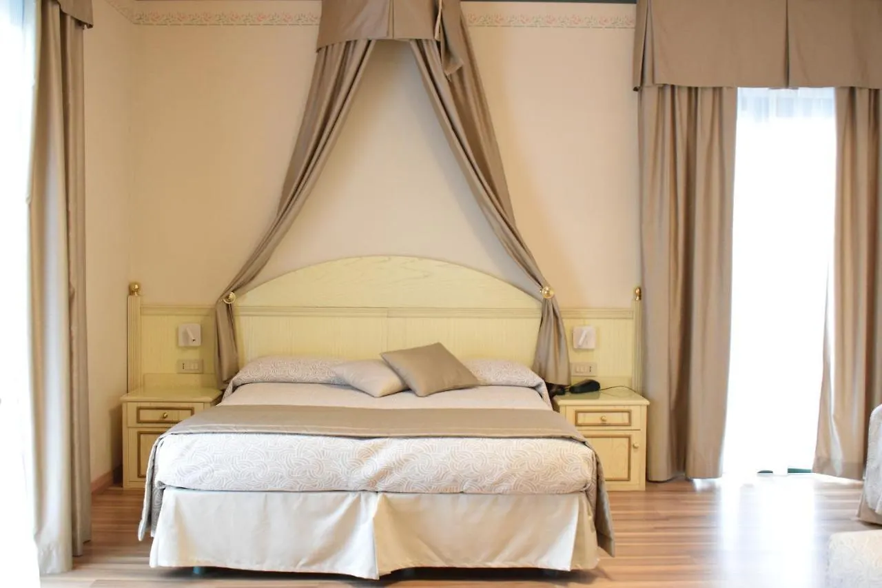 Hotel Carlton Lido di Jesolo 4*,